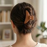 Pinza de pelo marrón grande con agarre fuerte.