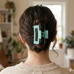 Pinza de pelo mate grande con agarre fuerte.