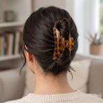 Pinza de pelo carey grande con agarre fuerte.