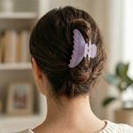 Pinza de pelo translucida grande con agarre fuerte.