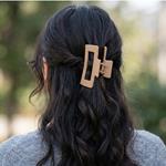 Pinza de pelo marrones, grande con agarre fuerte.