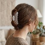 Pinza de pelo translucida grande con agarre fuerte.